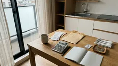 年金暮らしの生活費、毎月いくら必要?65歳以上の家計調査で収支と貯蓄の「幅」を読む